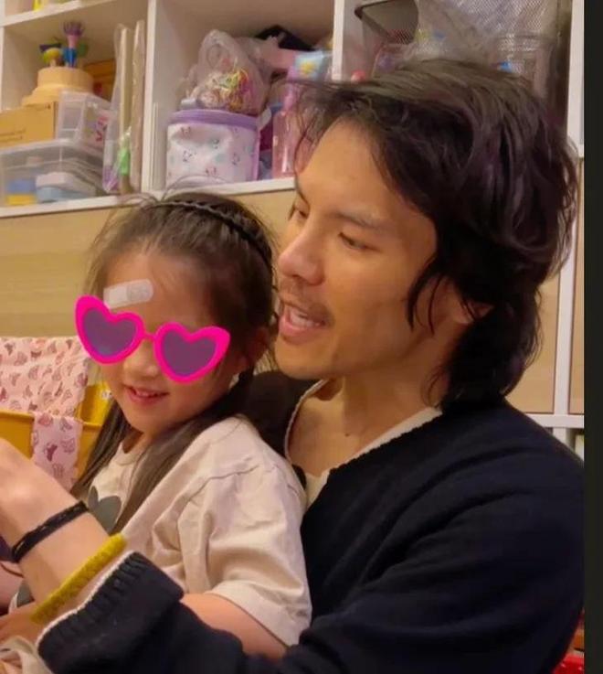 儿玩耍小奶黄活泼可爱酷似郭碧婷！AG真人平台向佐六一儿童节晒与女(图2)