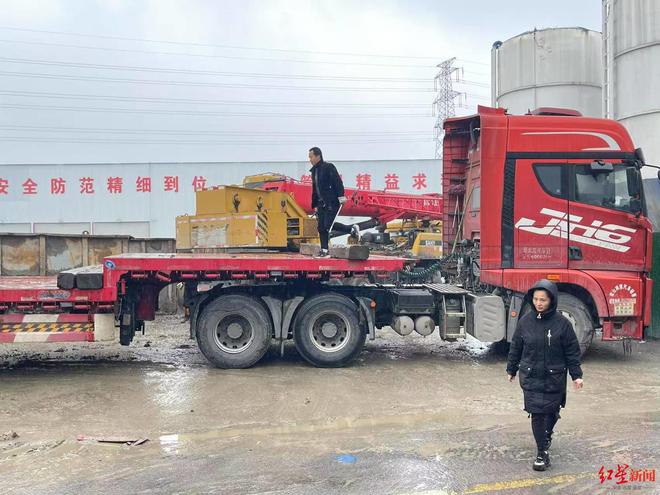 下葬三年前结发妻子离世留下重组家庭的6个孩子AG真人娱乐舍不得多买氧气罐离世的河南卡友已(图5)