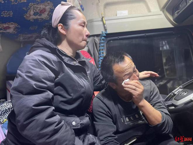 下葬三年前结发妻子离世留下重组家庭的6个孩子AG真人娱乐舍不得多买氧气罐离世的河南卡友已(图3)