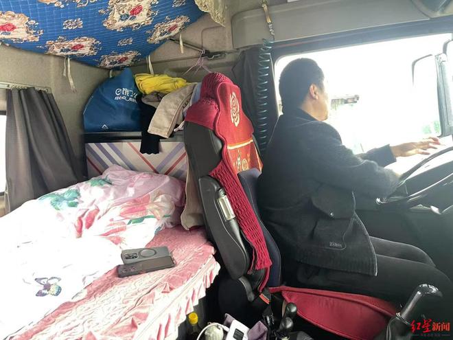 下葬三年前结发妻子离世留下重组家庭的6个孩子AG真人娱乐舍不得多买氧气罐离世的河南卡友已(图2)