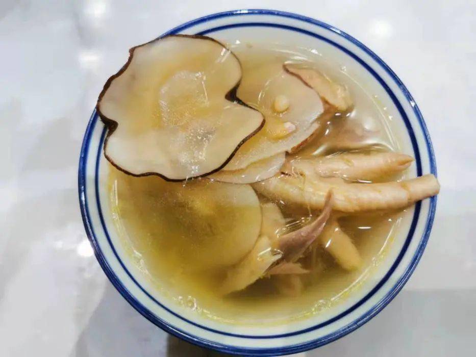 碗清热润肺的海底椰川贝排骨汤吧！AG真人登录入口“秋老虎”天气煲(图2)