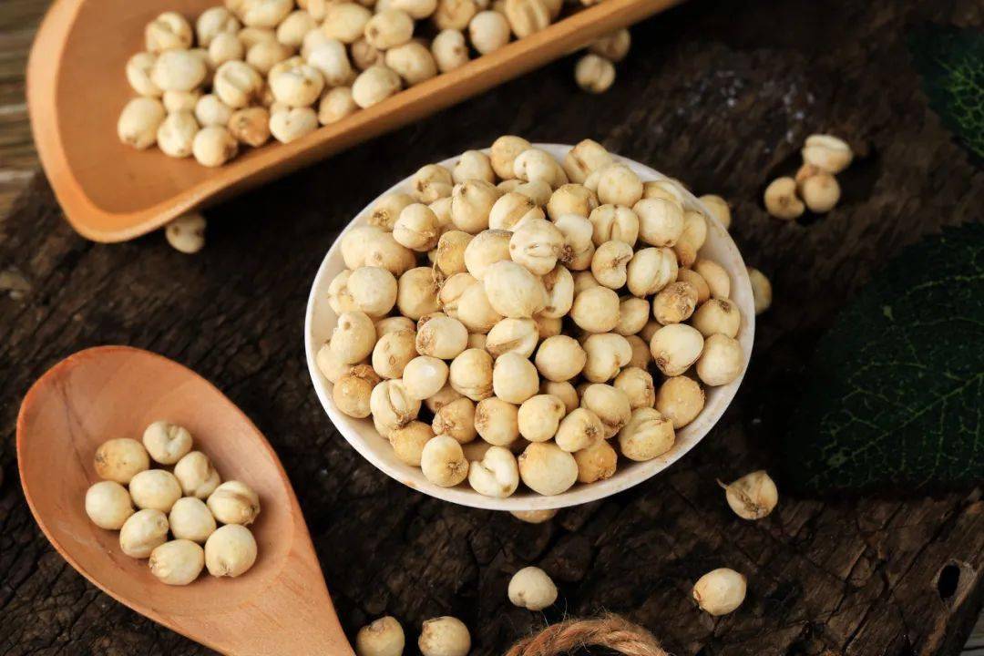 碗清热润肺的海底椰川贝排骨汤吧！AG真人登录入口“秋老虎”天气煲(图3)